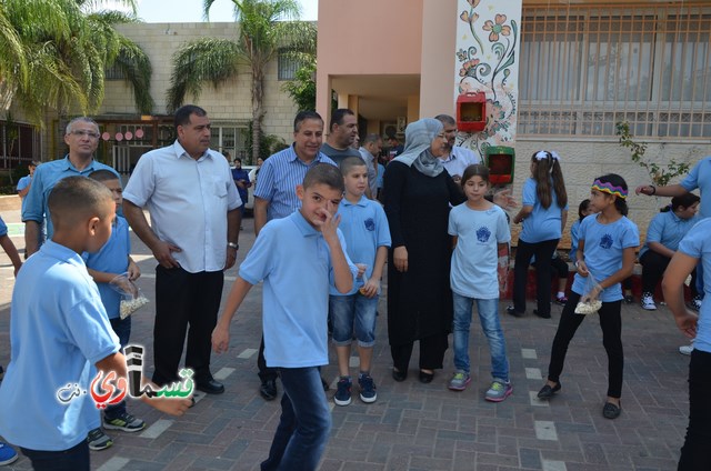 كفرقاسم- فيديو : رئيس البلدية عادل بدير والاستاذ وليد طه يفتتحون العام الدراسي باتقان وسط  فرحة عارمة للطلاب والاهالي 